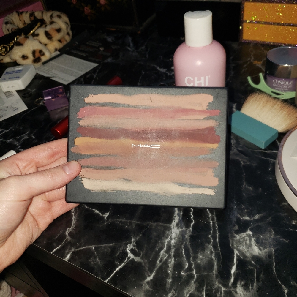 MAC Nude model eyeshadow palette